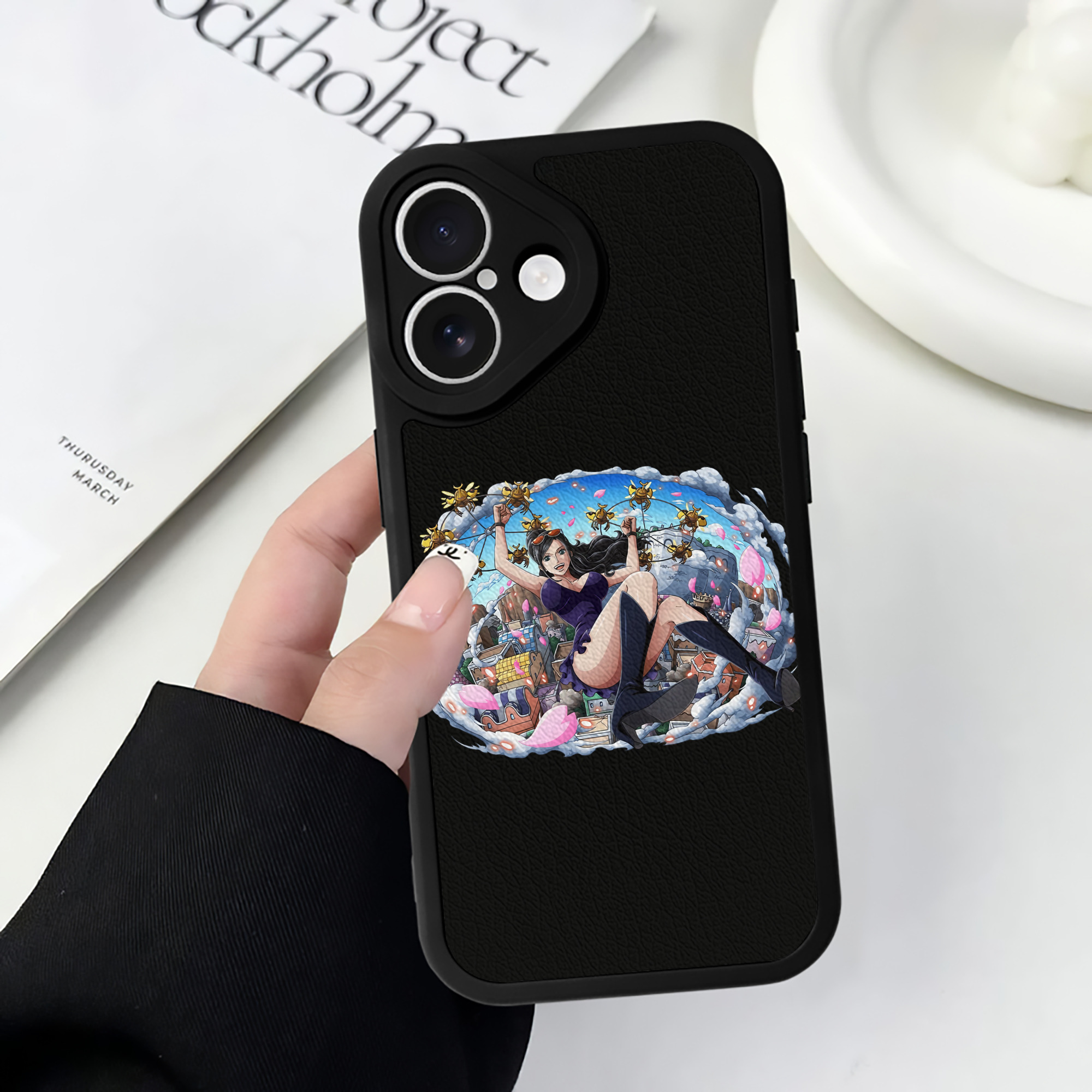 （画像用） ワンピース ニコ・ロビン ONE PIECE Nico Robin 【iPhone 16シリーズ対応】シリコンスマホケース（レザー調） 材質：シリコン